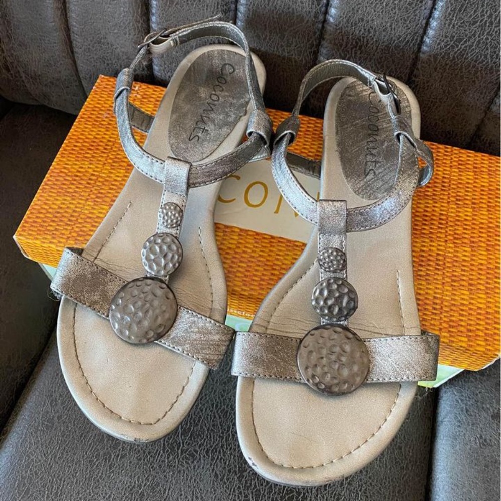 Women's silver sandal, size 8